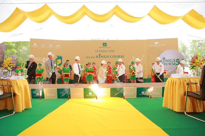 Tập đoàn BRG vừa động thổ khởi động dự án mở rộng sân gôn BRG Kings Island Golf Resort (Đồng Mô, Sơn Tây, Hà Nội) từ 36 hố lên 54 hố với sân gôn 18 hố Kings Course . Tập đoàn BRG vừa động thổ khởi động dự án mở rộng sân gôn BRG Kings Island Golf Resort (Đồng Mô, Sơn Tây, Hà Nội) từ 36 hố lên 54 hố với sân gôn 18 hố Kings Course .