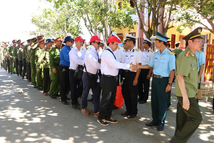 Đoàn công tác chào thăm hỏi các chiến sĩ tại đảo.