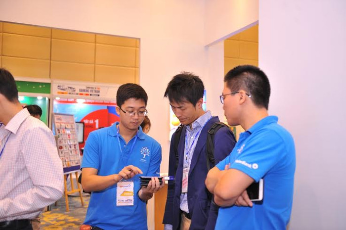 Khách hàng trải nghiệm sản phẩm, dịch vụ bán lẻ của VietinBank. Khách hàng trải nghiệm sản phẩm, dịch vụ bán lẻ của VietinBank.