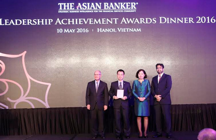 Đại diên BIDV nhận giải thưởng “Sản phẩm cho vay nhà ở tốt nhất Việt Nam 2016”. Đại diên BIDV nhận giải thưởng “Sản phẩm cho vay nhà ở tốt nhất Việt Nam 2016”.