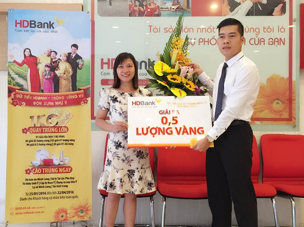 HDBank Linh Đàm (Hà Nội) trao giải Ba 5 chỉ vàng cho khách hàng Bùi Thị Huệ.