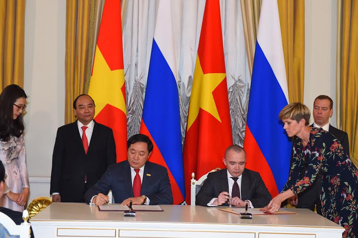 Lễ ký kết Biên bản ghi nhớ hợp tác giữa Công ty cổ phần đầu tư TNG Holdings và Cơ quan quản trị Văn phòng Tổng thống Liên bang Nga FGUP (Goszagransobstvenost) có sự chứng kiến của Thủ tướng Dmitry Medvedev và Thủ tướng Nguyễn Xuân Phúc. Lễ ký kết Biên bản ghi nhớ hợp tác giữa Công ty cổ phần đầu tư TNG Holdings và Cơ quan quản trị Văn phòng Tổng thống Liên bang Nga FGUP (Goszagransobstvenost) có sự chứng kiến của Thủ tướng Dmitry Medvedev và Thủ tướng Nguyễn Xuân Phúc.