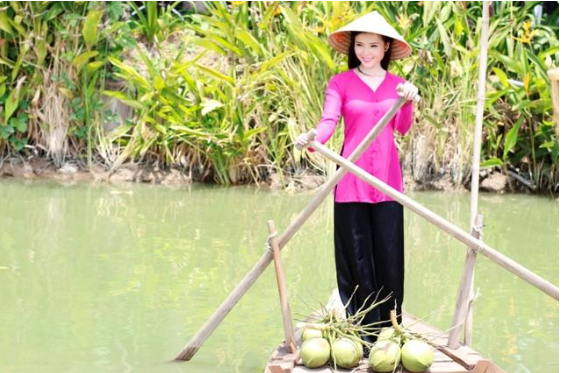 Mong manh giữa miệt sông nước, trên chiếc xuồng sẽ xuôi về chợ nổi Cái Răng. Ngắm Thúy Vi, nhiều người sẽ nhớ câu ca “Cần Thơ gạo trắng nước trong/Ai đi tới đi đó mà không muốn về”. Gạo trắng nước trong và vẻ đẹp ngọt ngào của “cô lái chèo xuồng ba lá ” người đẹp Tây Đô – khiến ai đi mà khó dứt… Mong manh giữa miệt sông nước, trên chiếc xuồng sẽ xuôi về chợ nổi Cái Răng. Ngắm Thúy Vi, nhiều người sẽ nhớ câu ca “Cần Thơ gạo trắng nước trong/Ai đi tới đi đó mà không muốn về”. Gạo trắng nước trong và vẻ đẹp ngọt ngào của “cô lái chèo xuồng ba lá ” người đẹp Tây Đô – khiến ai đi mà khó dứt…