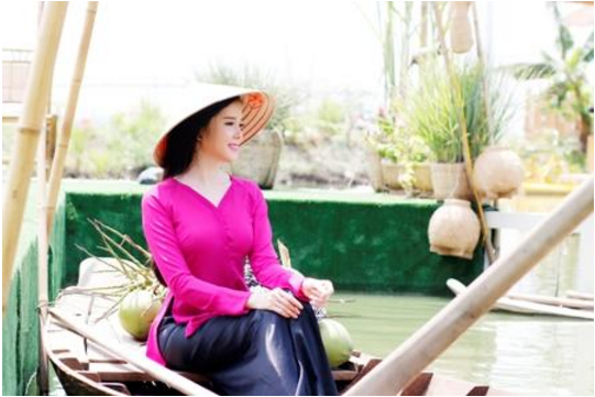 Thúy Vi duyên dáng và nền nã trong chiếc áo bà ba, nón lá rất đặc trưng văn hóa phương Nam. Thúy Vi duyên dáng và nền nã trong chiếc áo bà ba, nón lá rất đặc trưng văn hóa phương Nam.