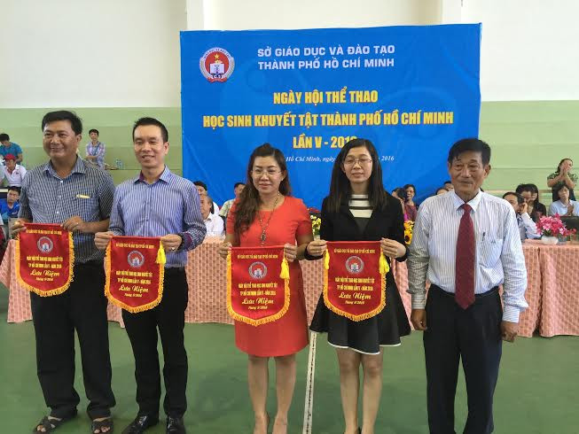 Ông Nguyễn Tiến Đạt (bên phải, ngoài cùng) tặng cờ lưu niệm cho các đơn vị tham gia tài trợ. Ông Nguyễn Tiến Đạt (bên phải, ngoài cùng) tặng cờ lưu niệm cho các đơn vị tham gia tài trợ.