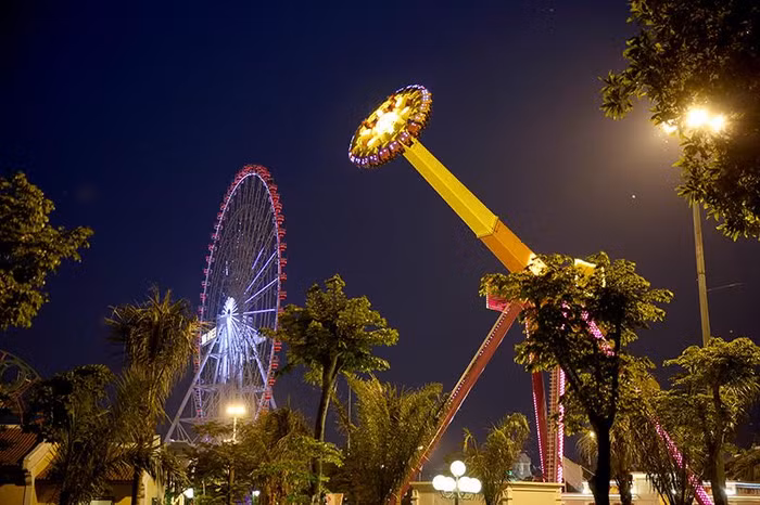 Đến Asia Park, du khách sẽ có cơ hội trải nghiệm Singapore Sling - top 10 trò chơi cảm giác mạnh hàng đầu thế giới.