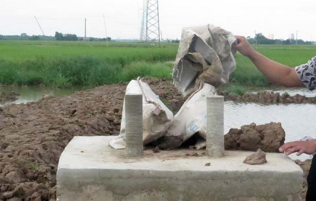 Có bao nhiêu trụ móng cột điện cao thế làm bằng bê tông trộn đất? ảnh 2