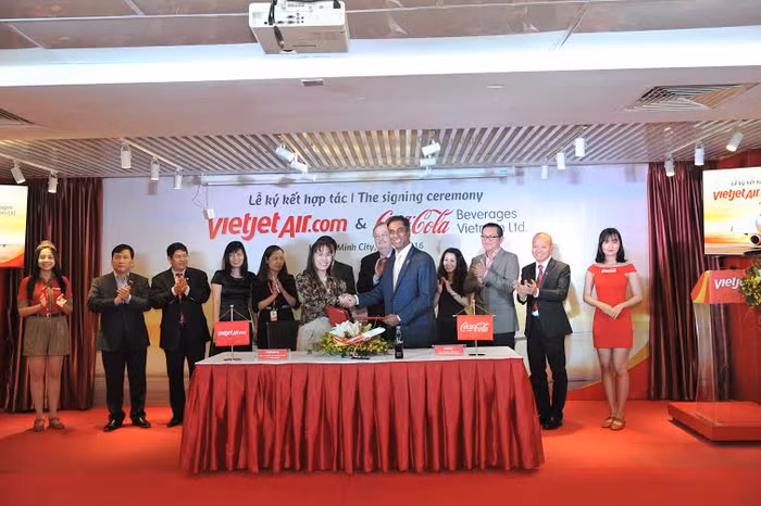 Tổng giám đốc Vietjet, bà Nguyễn Thị Phương Thảo và Tổng Giám Đốc Coca-Cola Toàn Vùng Đông Dương và Myanmar, ông Vamsi Mohan ký kết biên bản hợp tác. Tổng giám đốc Vietjet, bà Nguyễn Thị Phương Thảo và Tổng Giám Đốc Coca-Cola Toàn Vùng Đông Dương và Myanmar, ông Vamsi Mohan ký kết biên bản hợp tác.