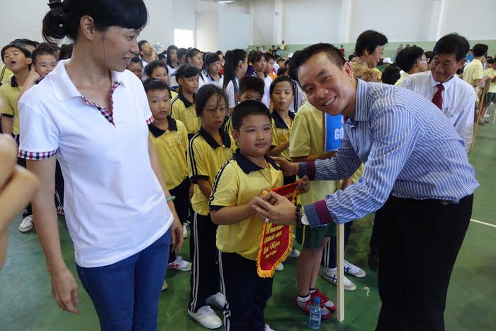 Ông Trương Văn Toàn, Giám đốc Đối ngoại & Pháp lý trao cờ lưu niệm cho các học sinh tham gia Ngày Hội thể thao học sinh khuyết tật TP.HCM lần V năm 2016. Ông Trương Văn Toàn, Giám đốc Đối ngoại & Pháp lý trao cờ lưu niệm cho các học sinh tham gia Ngày Hội thể thao học sinh khuyết tật TP.HCM lần V năm 2016.