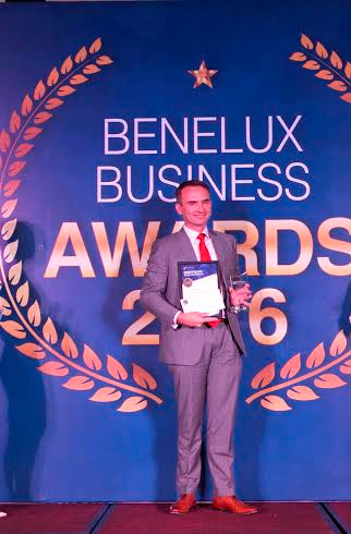 Ông Arnoud van den Berg - Tổng giám đốc FrieslandCampina Việt Nam nhận giải thưởng Doanh nghiệp phát triển bền vững.