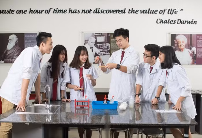 Với triết lý “Giáo dục toàn diện” tại Vinschool, các học sinh có tiềm năng tại các môn năng khiếu, xã hội, khoa học, đã từng giành giải Quốc tế, Quốc gia và các cấp đều có lợi thế trong việc đăng ký xin cấp học bổng. (Ảnh: Tiết học Hoá tại phòng thí nghiệm của Trường Trung học Vinschool).