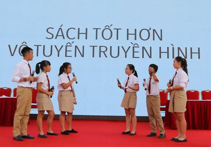 Vinschool đề cao tinh thần “Lãnh đạo tự thân” khi học sinh được trao quyền thể hiện trách nhiệm, thái độ của bản thân trước các vấn đề cuộc sống. (Ảnh: Cuộc thi tranh biện của học sinh Trường Trung học Vinschool về chủ đề: Liệu sách có tốt hơn vô tuyến truyền hình?) Vinschool đề cao tinh thần “Lãnh đạo tự thân” khi học sinh được trao quyền thể hiện trách nhiệm, thái độ của bản thân trước các vấn đề cuộc sống. (Ảnh: Cuộc thi tranh biện của học sinh Trường Trung học Vinschool về chủ đề: Liệu sách có tốt hơn vô tuyến truyền hình?)