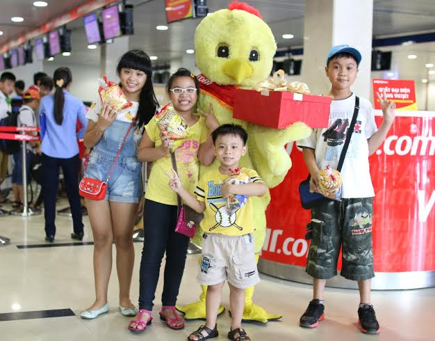 Tại các sân bay, những nhân vật hoạt hình, cổ tích mà các em yêu mến bất ngờ xuất hiện và tặng những món quà xinh xắn. Tại các sân bay, những nhân vật hoạt hình, cổ tích mà các em yêu mến bất ngờ xuất hiện và tặng những món quà xinh xắn.