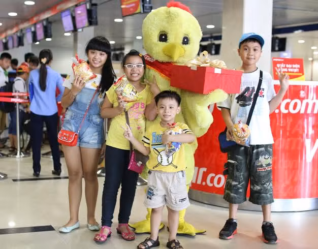 Tại các sân bay, những nhân vật hoạt hình, cổ tích mà các em yêu mến bất ngờ xuất hiện và tặng những món quà xinh xắn.
