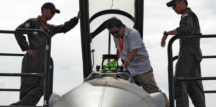 Người dự hội chợ coi khoang lái chiến đấu cơ Lockheed F16D Fighting Falcon. Người dự hội chợ coi khoang lái chiến đấu cơ Lockheed F16D Fighting Falcon.