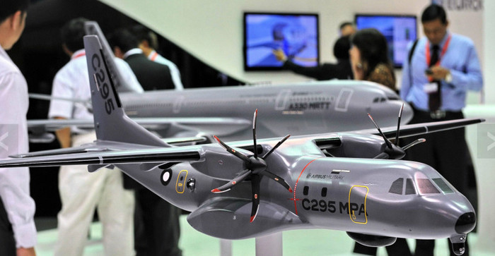 Mô hình phi cơ vận tảu Airbus Military C-295 trưng bày tại hội chợ. Indonesia vào ngày 15/02 lý hợp đồng 325.0 triệu USD mua chín phi cơ C-295 để phục vụ cho quốc phòng, dịch vụ hậu cần và mục đích nhân đạo. Mô hình phi cơ vận tảu Airbus Military C-295 trưng bày tại hội chợ. Indonesia vào ngày 15/02 lý hợp đồng 325.0 triệu USD mua chín phi cơ C-295 để phục vụ cho quốc phòng, dịch vụ hậu cần và mục đích nhân đạo.
