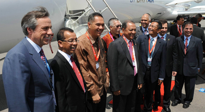 CEO của hãng Garuda, ông Emirsyah Satar (thứ hai bên trái), Bộ trưởng Công nghiệp Indonesia Muhammed Suleiman Hidayat (thứ tư bên trái) và các quan chức khác trước phi cơ Bombadier CRJ1000 . Hãng hàng không quốc gia Garuda sẽ mua sáu phi cơ Bombardier CRJ1000 thế hệ mới với trị giá 1.32 tỷ đôla. CEO của hãng Garuda, ông Emirsyah Satar (thứ hai bên trái), Bộ trưởng Công nghiệp Indonesia Muhammed Suleiman Hidayat (thứ tư bên trái) và các quan chức khác trước phi cơ Bombadier CRJ1000 . Hãng hàng không quốc gia Garuda sẽ mua sáu phi cơ Bombardier CRJ1000 thế hệ mới với trị giá 1.32 tỷ đôla.