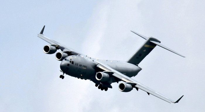 Phi cơ vận tải Boeing C-17 Globemaster III của Quân lực Hoa Kỳ (USAF) trình diễn tại hội chợ. Phi cơ vận tải Boeing C-17 Globemaster III của Quân lực Hoa Kỳ (USAF) trình diễn tại hội chợ.