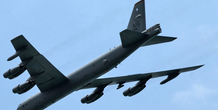 Phi cơ ném bom B-52 bay trình diễn vào ngày khai trương hội chợ. Phi cơ ném bom B-52 bay trình diễn vào ngày khai trương hội chợ.