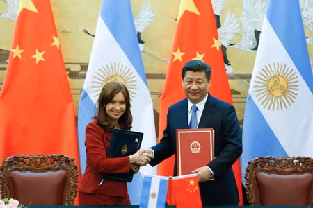 Tổng thống Argentina Cristina Kirchner và lãnh đạo TQ trong cuộc gặp gỡ vào ngày 4/2/2015