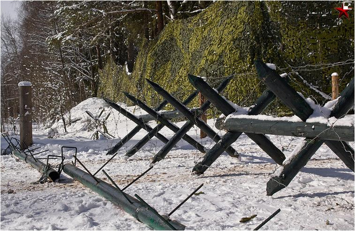 Chúng còn được bảo vệ bằng các hàng rào, cọc sắt chướng ngại vật Chúng còn được bảo vệ bằng các hàng rào, cọc sắt chướng ngại vật