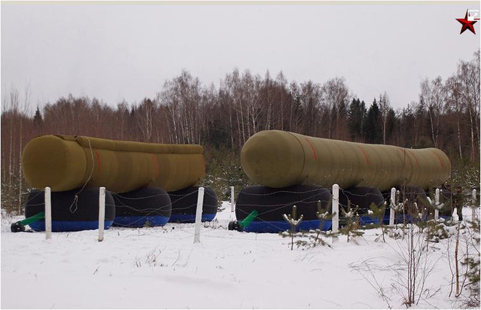 Đôi khi các mục tiêu giả bằng mô hình bơm hơi được dựng lên để đánh lừa các phương tiện trinh sát của đối phương Đôi khi các mục tiêu giả bằng mô hình bơm hơi được dựng lên để đánh lừa các phương tiện trinh sát của đối phương