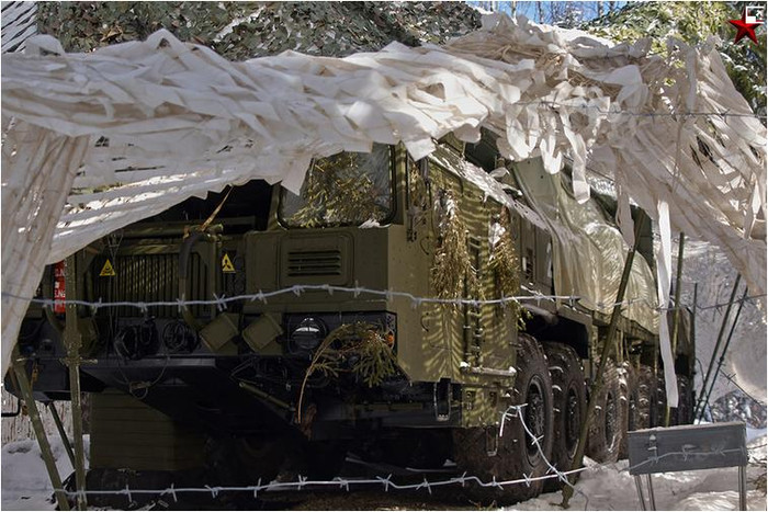 Khi cơ động và triển khai ngoài thực địa, các tổ hợp tên lửa đạn đạo chiến lược của quân đội Nga được ngụy trang và bảo vệ rất nghiêm ngặt Khi cơ động và triển khai ngoài thực địa, các tổ hợp tên lửa đạn đạo chiến lược của quân đội Nga được ngụy trang và bảo vệ rất nghiêm ngặt