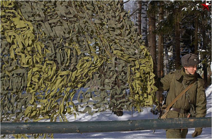 Một loại lưới ngụy trang có hình dáng lá cây rừng bao phủ bên ngoài khu vực cất giấu tên lửa chiến lược Một loại lưới ngụy trang có hình dáng lá cây rừng bao phủ bên ngoài khu vực cất giấu tên lửa chiến lược