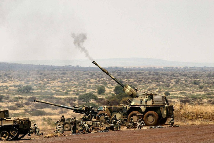 Bích kích pháo tự hành G6 cỡ đạn 155mm Bích kích pháo tự hành G6 cỡ đạn 155mm