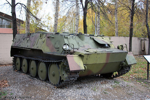 Những loại xe thiết giáp trưng bày trong khuôn viên trường Suvorov. Những loại xe thiết giáp trưng bày trong khuôn viên trường Suvorov.