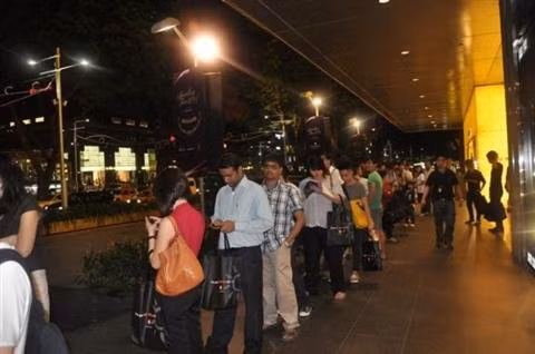 Thâm nhập “đường dây” buôn iPhone 4S về Việt Nam ảnh 2