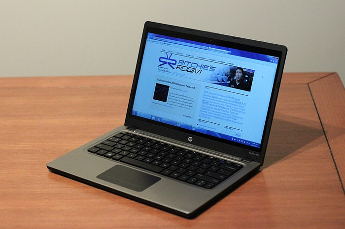 Ngoài ra, HP Folio còn được trang bị bàn phím có đèn nền, ổ SSD 128GB, 4GB RAM (theo bảng cấu hình thì có thể mở rộng tối đa 8GB).