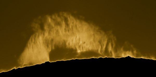 Một bức tường khí khổng lồ bốc lên từ bề mặt của mặt trời. Phần nhô lên này là một trong những điểm đặc trưng của bề mặt mặt trời. Phần nhô lên có thể kéo dài hàng chục nghìn dặm trong không gian.