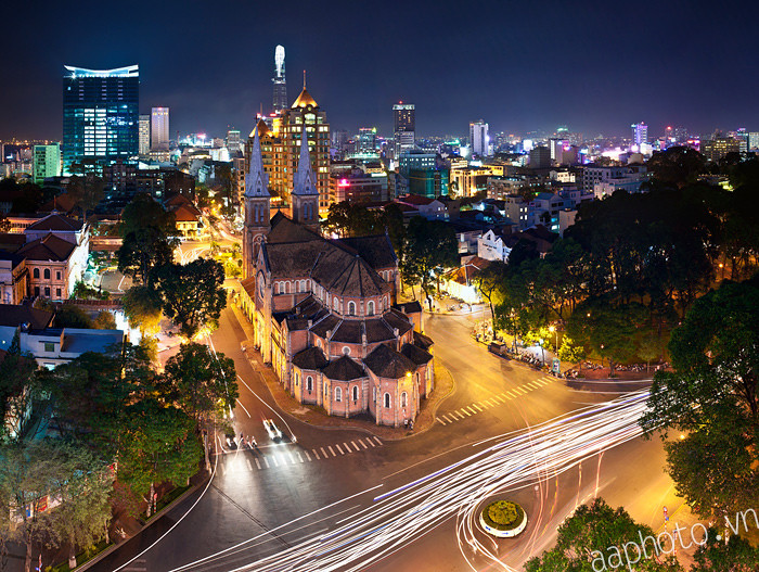 #3. Bùng binh 30/4 (tạm gọi) (Q1) : tâm điểm là nhà thờ Đức bà, từ đây có thể nhìn thấy Dinh Thống Nhất, công viên 30/4 & con đường lịch sử cùng tên. Vị trí: Quận 1, giao lộ giữa 3 đường: Lê Duẩn, Phạm Ngọc Thạch & Công xã Paris