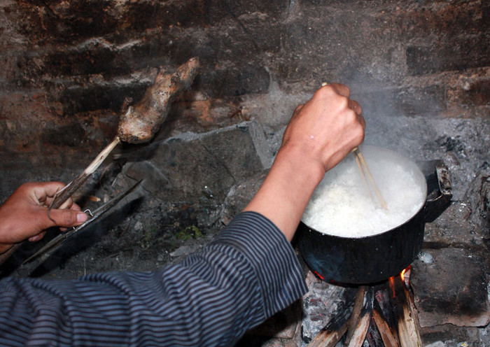 Trong khi nướng chuột thì nồi cơm dành cho 3 em cũng đã gần chín Trong khi nướng chuột thì nồi cơm dành cho 3 em cũng đã gần chín