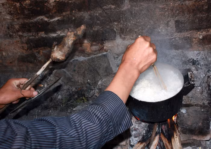 Trong khi nướng chuột thì nồi cơm dành cho 3 em cũng đã gần chín