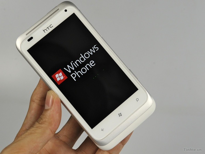 Máy có tông màu chủ đạo là trắng với bộ phụ kiện đi kèm cũng màu trắng. Vì vậy, HTC Radar có lẽ nhắm đến đối tượng người dùng là nữ giới nhiều hơn.