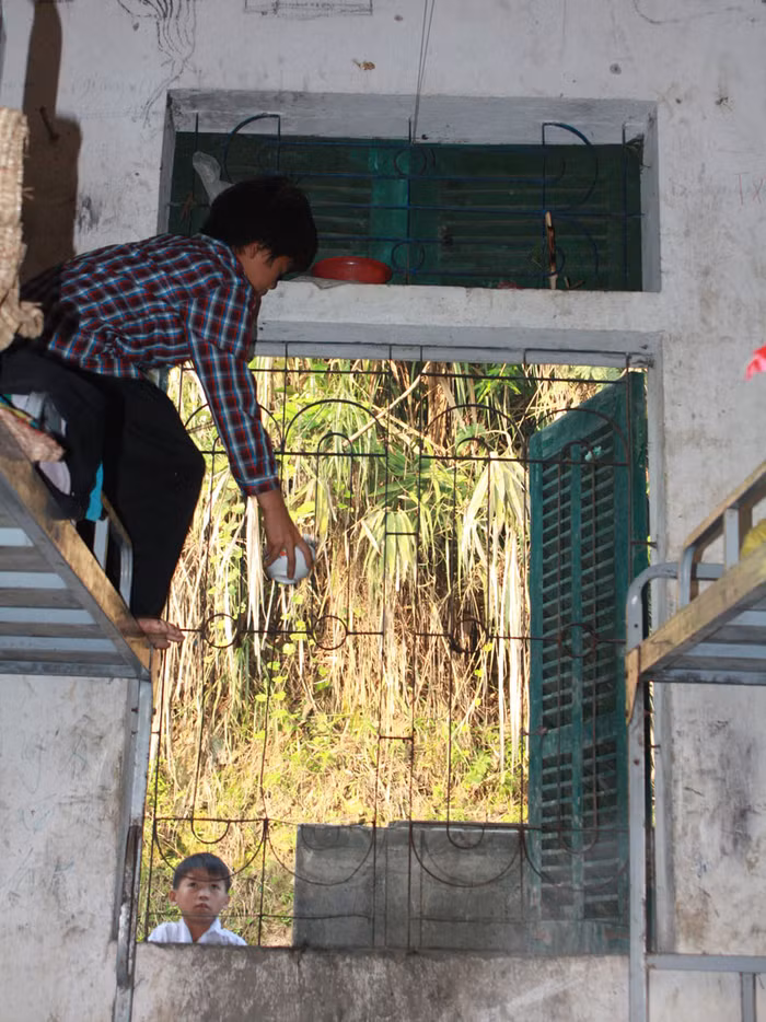 Bát đũa các em tự quản. Vì không có chạn nên các em để ở trên ánh sáng cửa sổ.
