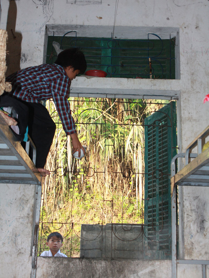 Bát đũa các em tự quản. Vì không có chạn nên các em để ở trên ánh sáng cửa sổ. Bát đũa các em tự quản. Vì không có chạn nên các em để ở trên ánh sáng cửa sổ.