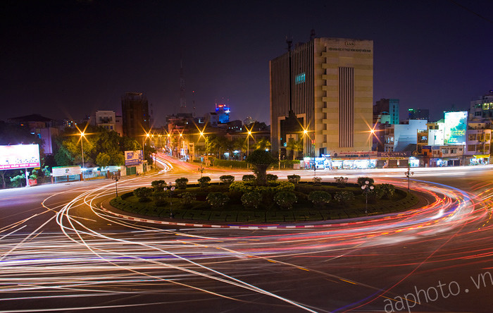 #5. Bùng binh cầu Điện Biên Phủ: cách bùng binh Hàng Xanh khoảng 1.5km, qua cầu Điện Biên Phủ. Đoạn đường từ đây đến Hàng Xanh tốt đến mức có 1 thời nó là cung đường "tủ" của quái xế, từ 2 bánh đến 4 bánh. Vị trí: Quận 1, giao lộ giữa 2 đường: Điện Biên Phủ & Nguyễn Bỉnh Khiêm