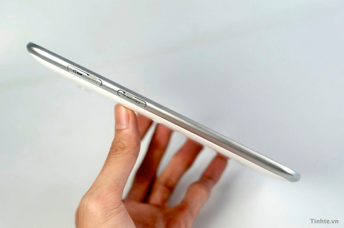 Cạnh trái có khe cắm sim - khe thẻ nhớ Cạnh trái có khe cắm sim - khe thẻ nhớ