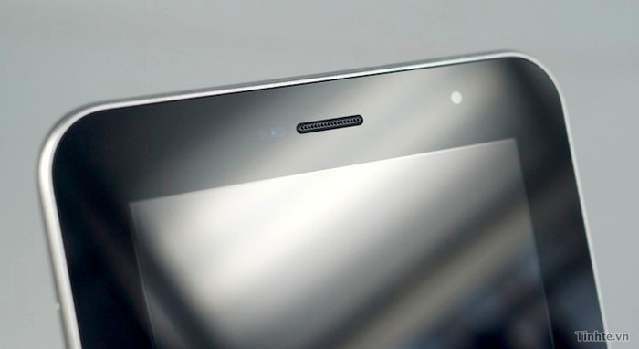 Phía trên có cảm biến ánh sáng - loa thoại - camera trước Phía trên có cảm biến ánh sáng - loa thoại - camera trước