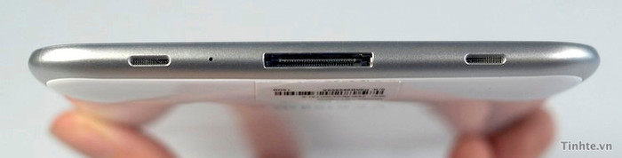 Cạnh dưới có 2 loa ngoài - micro thoại - cổng kết nối Cạnh dưới có 2 loa ngoài - micro thoại - cổng kết nối