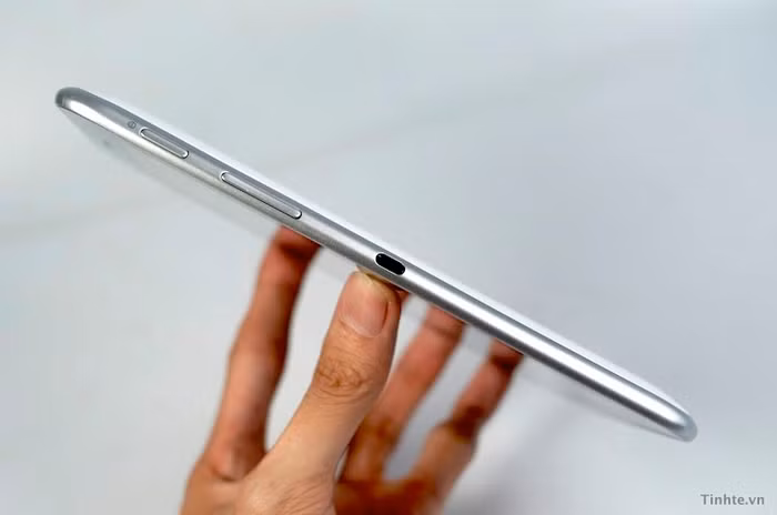 Cạnh phải có Power - tăng giảm âm lượng - cổng hồng ngoại