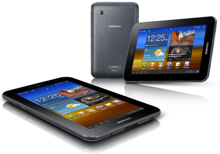 Điểm khác biệt đầu tiên so với thế hệ Tab 7-inch đầu đó chính là thiết kế mới, Tab 7 Plus đã mỏng và nhẹ hơn trước rất nhiều. Theo xu thế chung hiện nay thích mỏng thì đây là những cải tiến hợp lý. Hơn nữa việc máy chỉ nặng 345g cũng giúp cho việc cầm trên tay không bị mỏi như trước, bạn có thể cầm bằng 1 tay thoải mái. Độ mỏng 9.96 mm không khiến cho nó trở thành siêu mẫu nhưng với chiếc máy 7-inch thì thế là đủ, đủ để máy có một thiết kế chắc chắn. Thực tế khi mình cầm cho trên tay thì thấy thích hơn nhiều so với bản 7-inch cũ. Điểm khác biệt đầu tiên so với thế hệ Tab 7-inch đầu đó chính là thiết kế mới, Tab 7 Plus đã mỏng và nhẹ hơn trước rất nhiều. Theo xu thế chung hiện nay thích mỏng thì đây là những cải tiến hợp lý. Hơn nữa việc máy chỉ nặng 345g cũng giúp cho việc cầm trên tay không bị mỏi như trước, bạn có thể cầm bằng 1 tay thoải mái. Độ mỏng 9.96 mm không khiến cho nó trở thành siêu mẫu nhưng với chiếc máy 7-inch thì thế là đủ, đủ để máy có một thiết kế chắc chắn. Thực tế khi mình cầm cho trên tay thì thấy thích hơn nhiều so với bản 7-inch cũ.