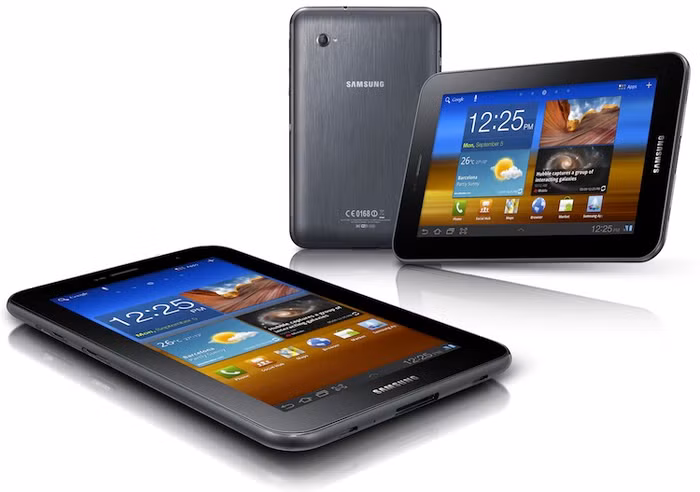 Điểm khác biệt đầu tiên so với thế hệ Tab 7-inch đầu đó chính là thiết kế mới, Tab 7 Plus đã mỏng và nhẹ hơn trước rất nhiều. Theo xu thế chung hiện nay thích mỏng thì đây là những cải tiến hợp lý. Hơn nữa việc máy chỉ nặng 345g cũng giúp cho việc cầm trên tay không bị mỏi như trước, bạn có thể cầm bằng 1 tay thoải mái. Độ mỏng 9.96 mm không khiến cho nó trở thành siêu mẫu nhưng với chiếc máy 7-inch thì thế là đủ, đủ để máy có một thiết kế chắc chắn. Thực tế khi mình cầm cho trên tay thì thấy thích hơn nhiều so với bản 7-inch cũ.