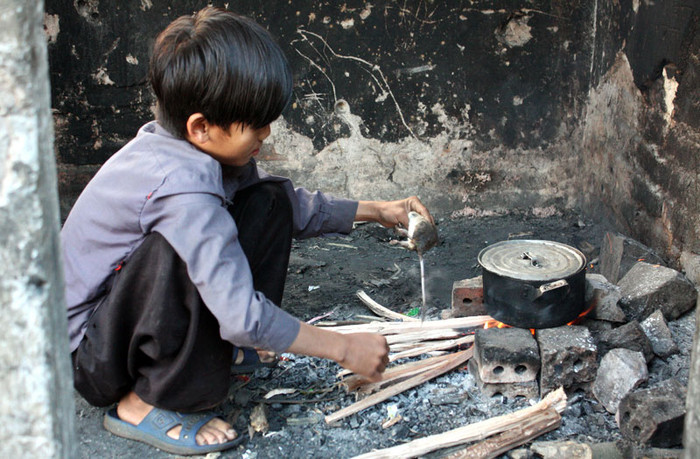 Khi củi vừa cháy thì xoong cơm đã được một bạn đặt lên Khi củi vừa cháy thì xoong cơm đã được một bạn đặt lên