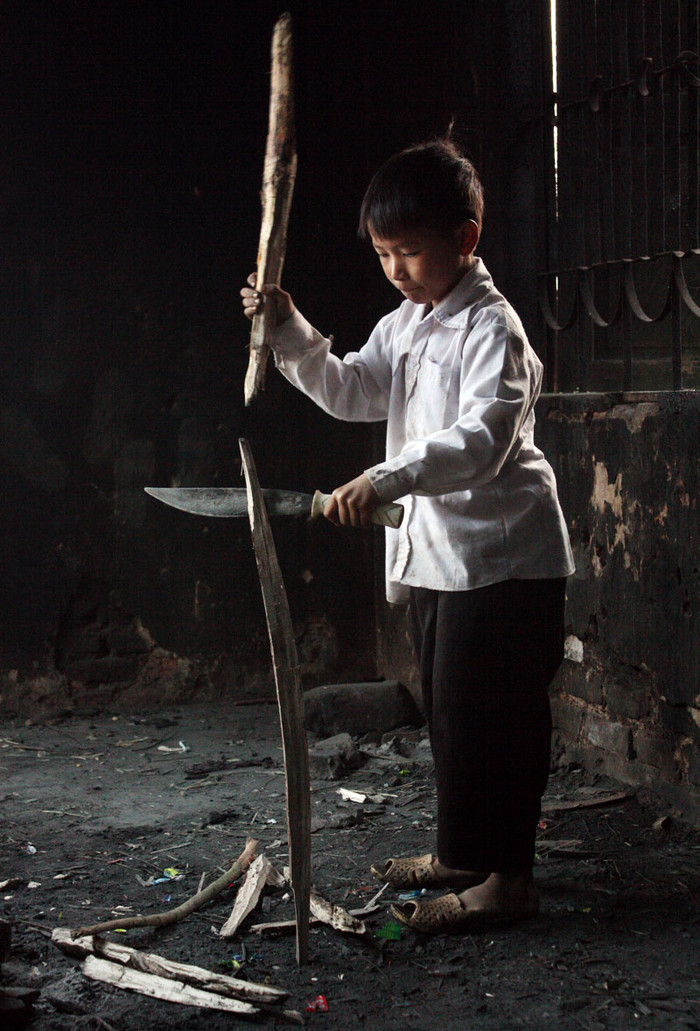 Em thì mang dao đi chẻ củi Em thì mang dao đi chẻ củi