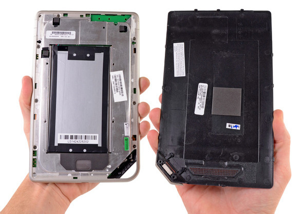 Bắt đầu mở mặt sau của sản phẩm sẽ thấy được lớp bỏ thép EMI bảo vệ các linh kiện bên trong cùng pin của sản phẩm. Bắt đầu mở mặt sau của sản phẩm sẽ thấy được lớp bỏ thép EMI bảo vệ các linh kiện bên trong cùng pin của sản phẩm.