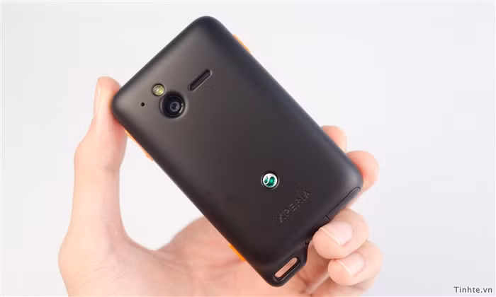 Mặt sau có Camera 5MP, Flash, micro chống ồn và loa ngoài